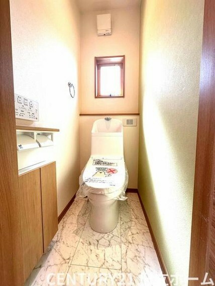 トイレ 《トイレ》　■トイレは明るい空間で清潔感があります。また、収納も設置して使い勝手も考えられています。