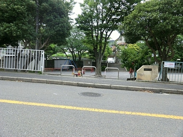 公園 六浦西第二公園 金沢区にある住宅街の十分な広さの公園です。公園の設備には水飲み・手洗い場があります。