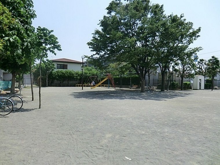 公園 上小田中北公園 広場のある L字型敷地の公園。遊具:ブランコ・滑り台・砂場・揺動遊具（クジラ型）