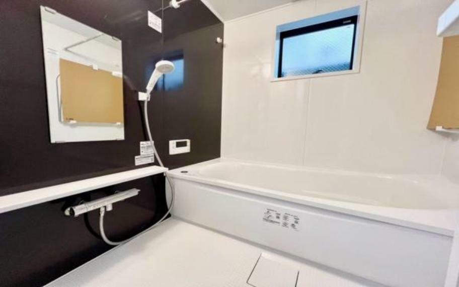 《浴室》　■高級感のあるバスルームは一日の疲れを癒す居心地の良い空間です。