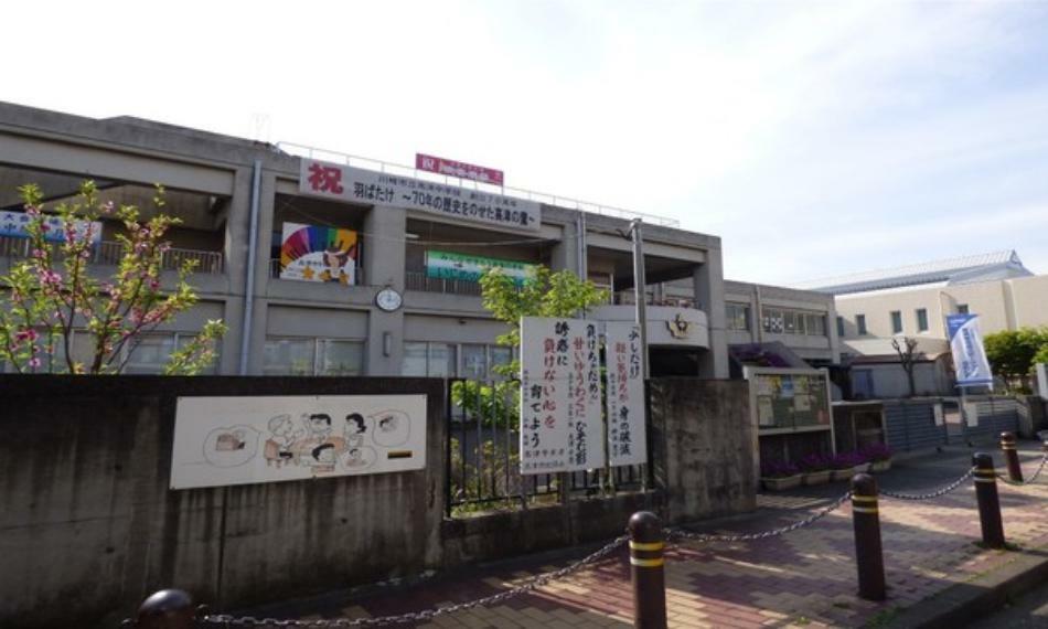 川崎市立高津中学校 川崎市立高津中学校は、昭和22（1947）年に開校した川崎市内で最も伝統のある学校の一つです。（約1,478m）