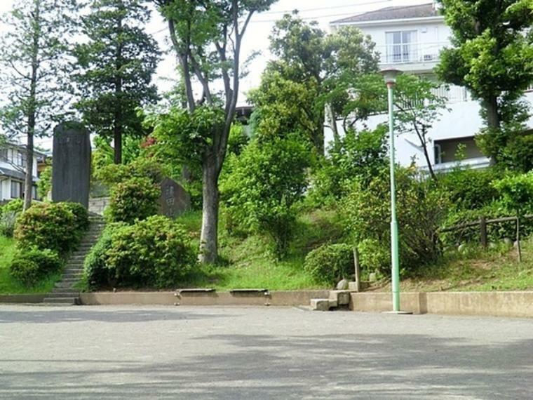 津田山公園 住宅街の十分な広さの公園です。公園の設備にはトイレがあります。遊び場には鉄棒があります。（約1,410m）