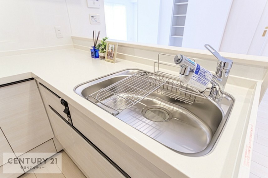 キッチン ワイドなシンクですね！水が跳ねにくく洗物がしやすい家事が楽々仕様のシステムキッチンです！デザイン性と機能性を兼ねたキッチンで清潔感がありますね！