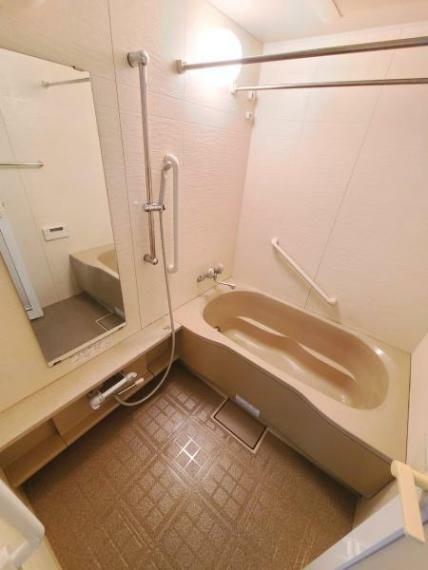 浴室 【浴室】白基調のシンプルなデザインのバスルームです。