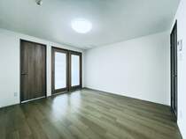 LDKと洋室を仕切るのは採光部がある扉で明るく開放的です！