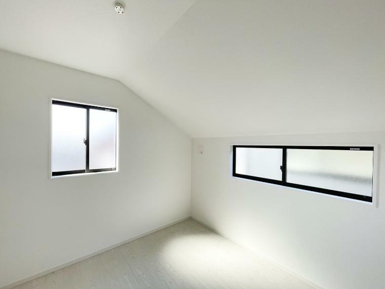 洋室 ≪4.5帖洋室≫光が取り込みやすい2面採光の居室。日当たり良好です。