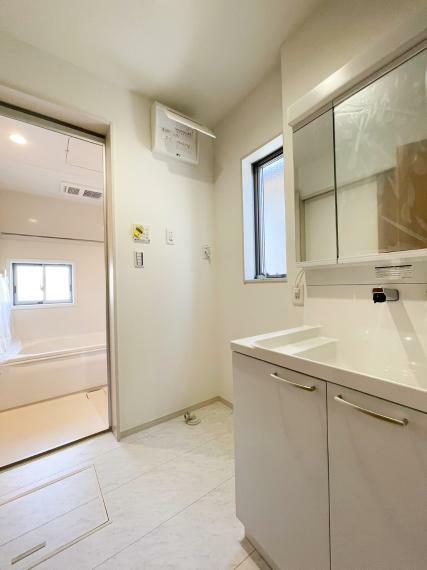 洗面化粧台 清潔感のある明るい空間です。洗面台は三面鏡なので、ヘアセットにも便利ですね！