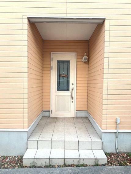 玄関は家の顔です。デザイン性のみならず防犯性にも優れた玄関ドアを採用しています。