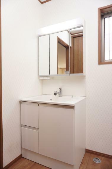 洗面化粧台 三面鏡付き洗面台には収納もたっぷりついて綺麗に保てます