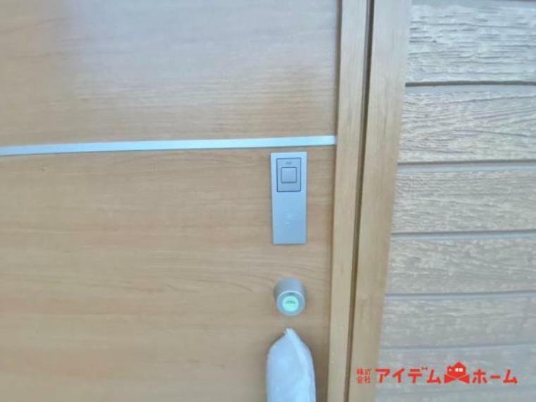 防犯設備 差し込むことなく、かざすだけで解錠・施錠ができるカードキーの玄関ドア。