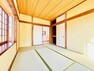 6畳和室:2面採光で自然光が差し込む明るいお部屋