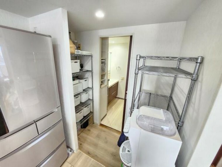 収納 キッチン横には便利な収納スペース！洗面室にも繋がります！