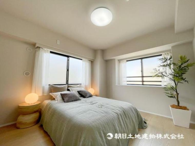 寝室 7.2帖の洋室！窓が大きく、日中の暖かい光がお部屋全体に降り注ぎます！