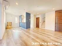 家具のレイアウトがし易い17.5帖LDK！落着いた色合いのアクセントクロスが特徴の開放的な空間！
