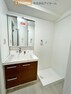 脱衣場 独立洗面化粧台はシャワーと三面鏡付です。
