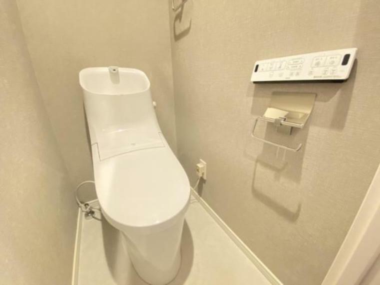トイレ シンプルでシャープなフォルムは、そのデザイン性だけでなく汚れが拭きやすくお手入れ簡単です。