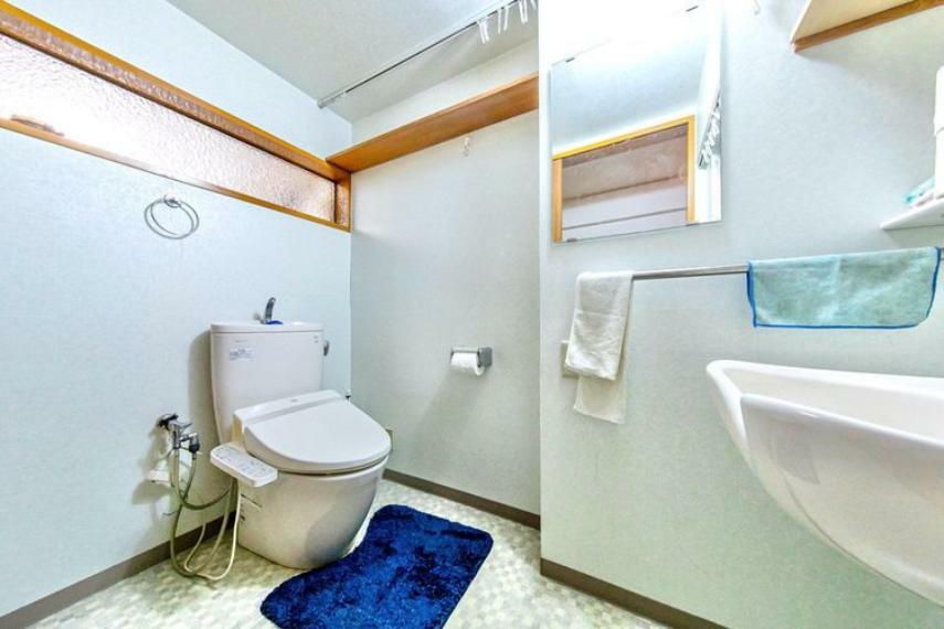 トイレ 温水洗浄便座ですっきり。ゆったりしたスペースです。
