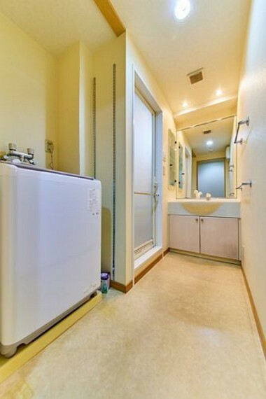 【洗面室】清潔感のある明るい雰囲気の洗面室。