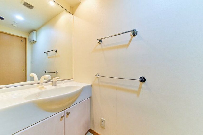 洗面化粧台 【洗面室】大きい鏡の付いた洗面台で、メイクなど身支度がしやすそう 2つ付いているタオル掛けも便利です。