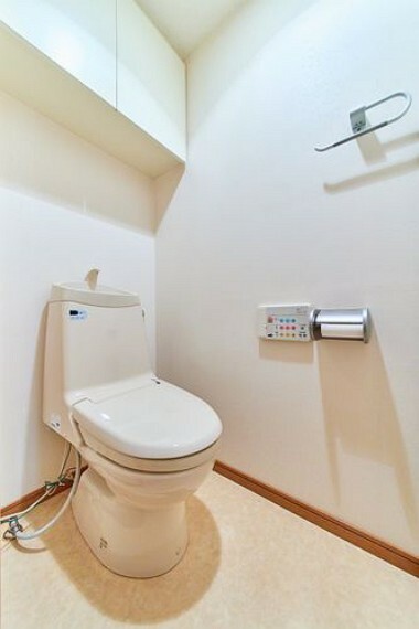 トイレ 【トイレ】白を基調とした明るいトイレ。快適な温水洗浄便座付です トイレの上部には収納スペースが有り、トイレットペーパーなどのストックをしまうことができます。