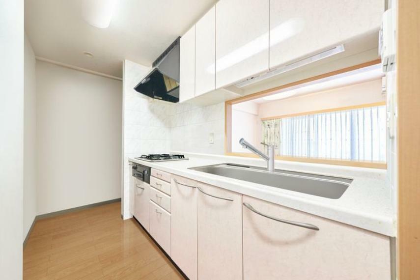 キッチン シンクは広々としたサイズで洗い物もしやすいです ※画像はCGにより家具等の削除、床・壁紙等を加工した空室イメージです。