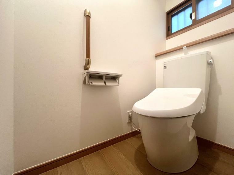 トイレ 小窓があるので明るく清潔感のある衛生的な空間