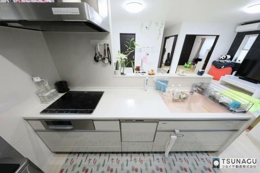 キッチン 食器洗浄乾燥機付きのシステムキッチンです。IHクッキングヒーターなので、掃除もしやすく、調理スペースも広いのでお子様と一緒にお料理を楽しめます