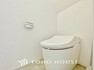 トイレ 「タンクレス温水洗浄便座付きトイレ」トイレは快適な温水洗浄便座付です。清潔感のあるホワイトで統一しました。いつも清潔な空間であって頂けるよう配慮された造りです。