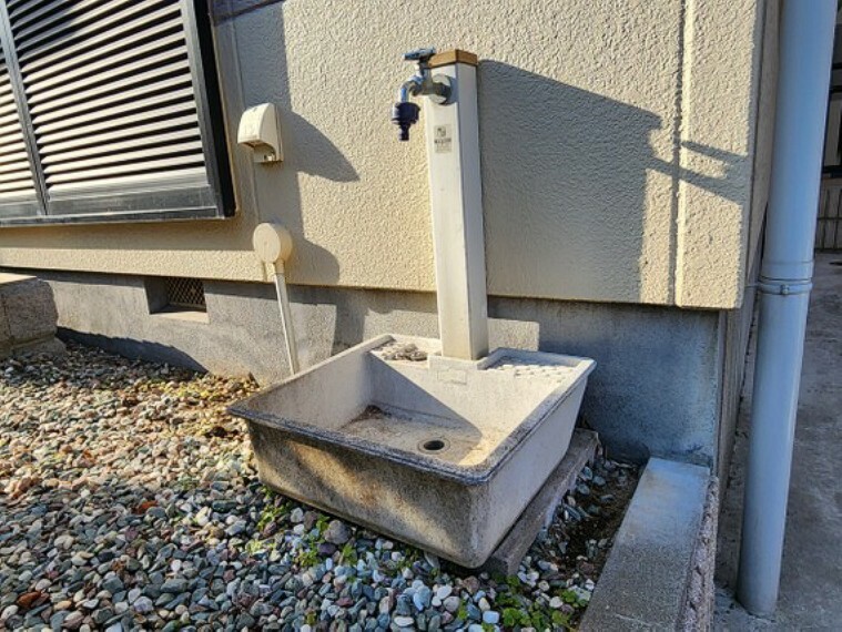 敷地内に水栓もございます。庭掃除や愛車の洗い流し等に利用できます。