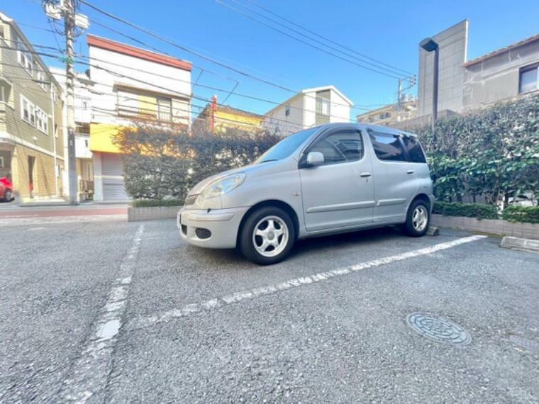 敷地内駐車場 平置きの駐車スペースが嬉しいですね。大きめのお車をお持ちの方でも難なくお停め頂けます。