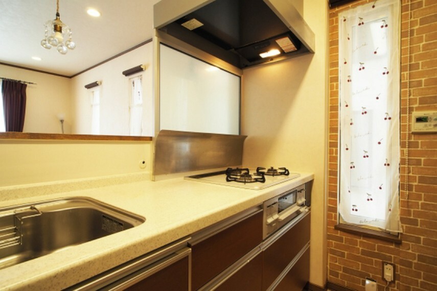 キッチン ガラストップのガスコンロは掃除がしやすく衛生的です。キッチンには窓も付いており明るく風通しも良いです。
