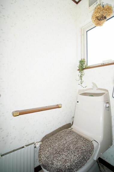 トイレ 1階部分のトイレです。窓があり明るく、収納もあり、トイレットペーパーなどの小物の収納も可能です。