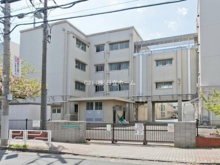中学校 横浜市立日吉台中学校 横浜市港北区北部に位置する住宅地である日吉にある中学校である。横浜市で2番目にグラウンドが広い中学校。