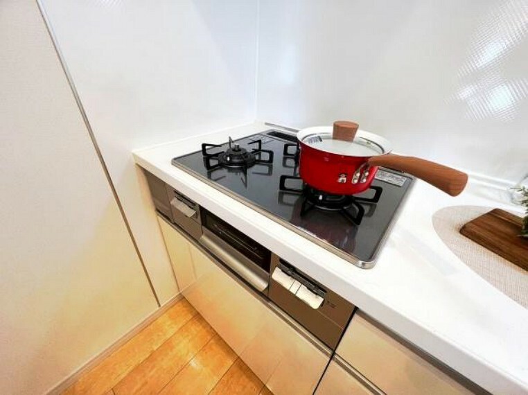 キッチン 《システムキッチン》■三口タイプのガスコンロなので、複数の料理を同時に調理でき効率よく調理することができます。また、大きな鍋やフライパンも使えるため、料理の幅が広がります。