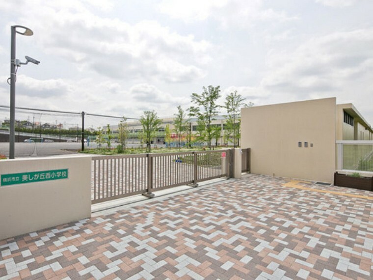小学校 横浜市立美しが丘西小学校 一クラス辺りの人数も多く、先生も生徒全員を見れてないクラスがある。新しい校舎なので、建物、備品など綺麗で気持ちが良い。