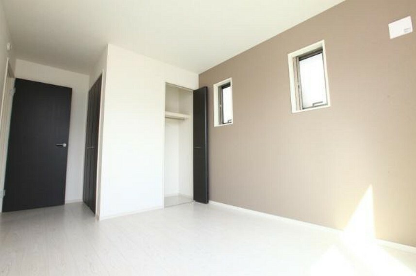 寝室 6.1帖の洋室～ゆとりのある広さを確保しており主寝室としてもご利用いただけます。独立性の高いお部屋ですので、プライベート空間をしっかり確保することが可能です。