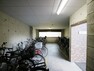 駐輪場は屋根付きで雨から自転車を守ります。