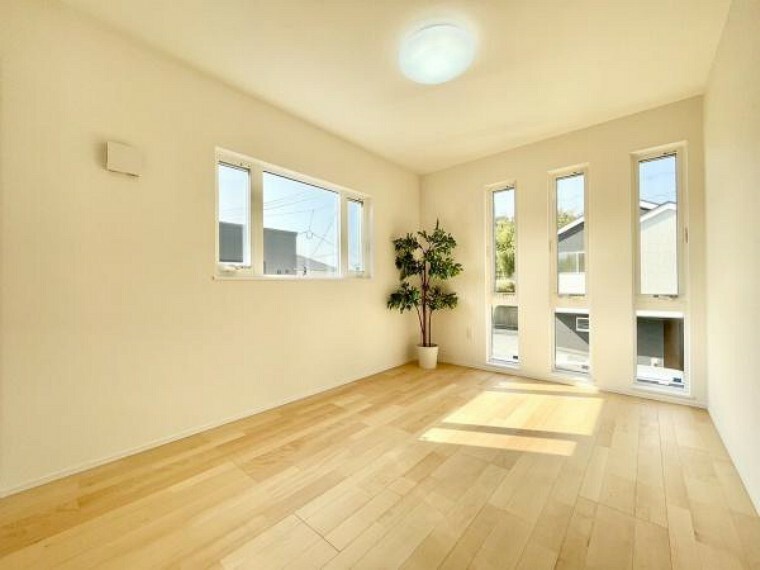 洋室 ■■明るい居室■■ 温もりある自然光を感じていただける居室です。飽きのこないナチュラルカラーの床にホワイトの壁紙は、色褪せることのない心地良さを作ります。