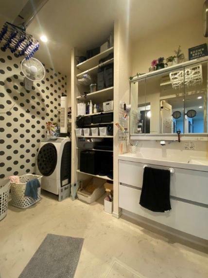 洗面化粧台 三面鏡の裏側には収納棚を確保。スキンケア用品やヘアケア用品などをすっきり整理できます。