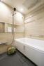 浴室 石調タイル貼りのラグジュアリーな空間のバスルーム。雨の日のお洗濯にも大活躍な浴室乾燥機付きです。