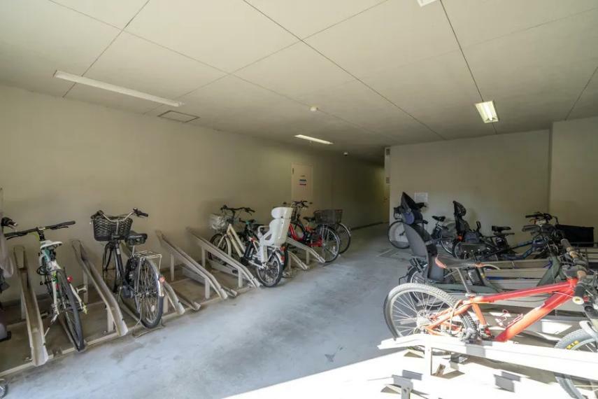 駐輪場 雨や盗難から自転車を守る屋内駐輪場