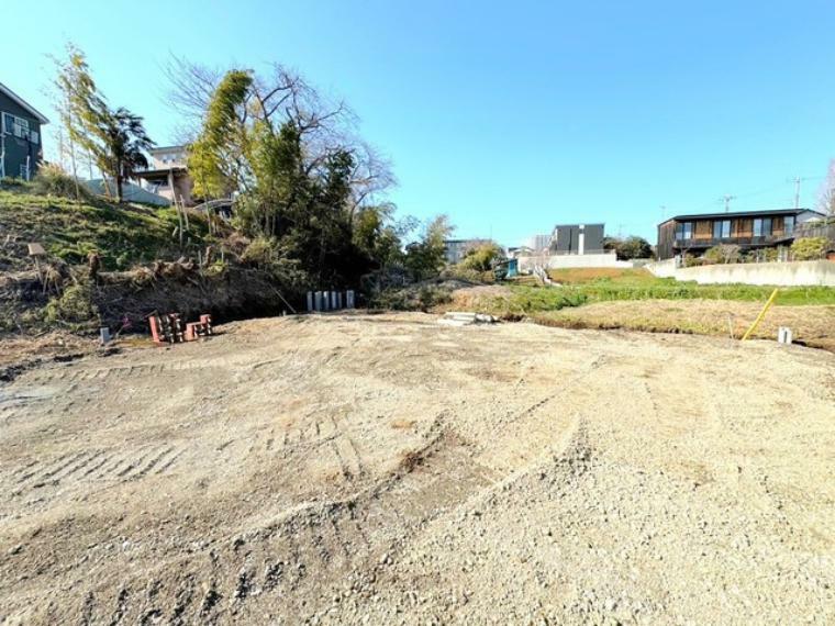 現況外観写真 ～閑静な住宅街の立地～ ・周辺は閑静な住宅街となっておりますので、静かな暮らしをご実現いただけます。 ・前面道路の交通量も多くないので、小さなお子様がいるご家庭でもご安心ですね。