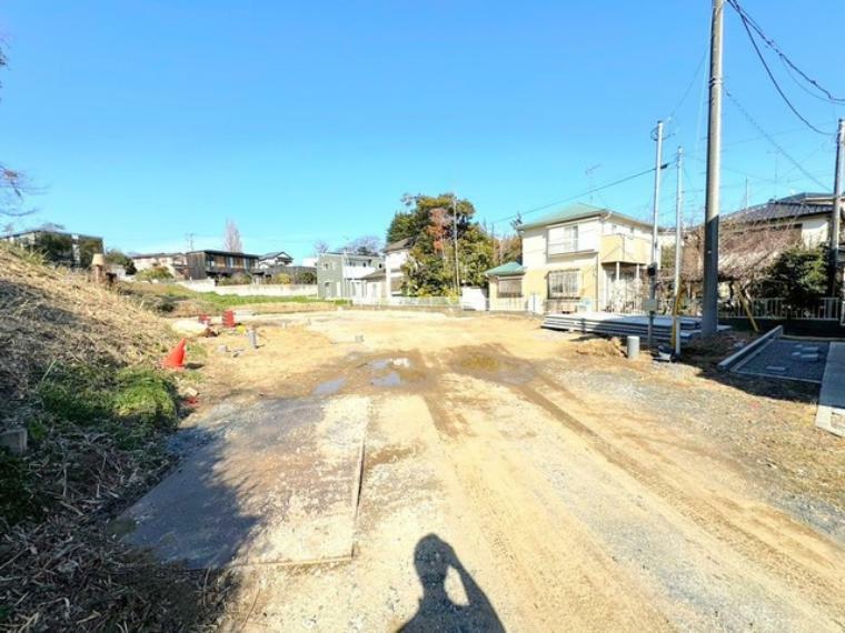 現況外観写真 ～十分な広さのある前面道路～ ・前面道路は約4mございますので、お車でのすれ違いも可能で余計なストレスがかかりません。 ・日々お車での移動が多い方には大切なポイントですね。