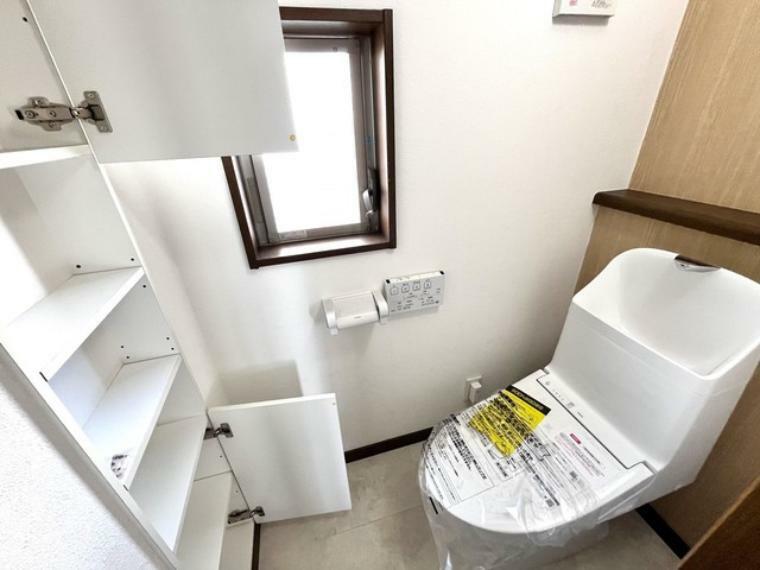トイレ 2階トイレ　ウォシュレット機能付きのトイレ。収納もあり実用性も兼ね備えた造り。