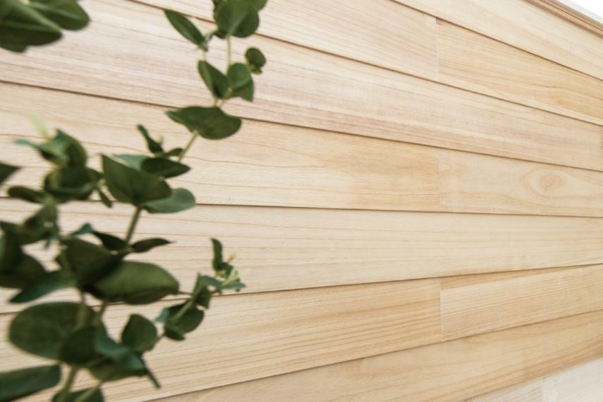 【シルキーウッド】<BR/><BR/>木本来の美しい表情と優しい質感が魅力の無垢の桐壁。調湿効果があるので、より快適で過ごしやすい空間を創り上げます。※号棟により採用状況が異なります。
