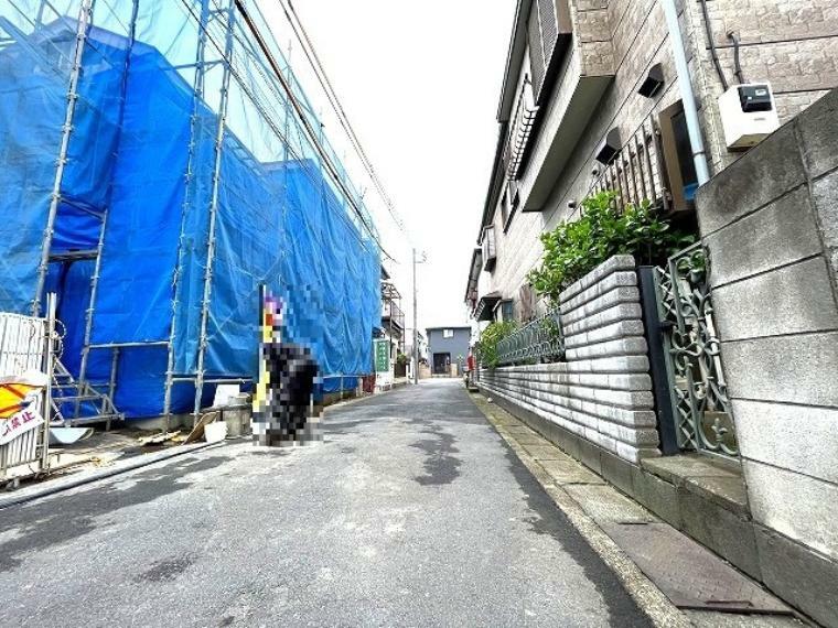 現況写真 幅員の狭い道ですが、車通りの少ない住宅街に立地してます。