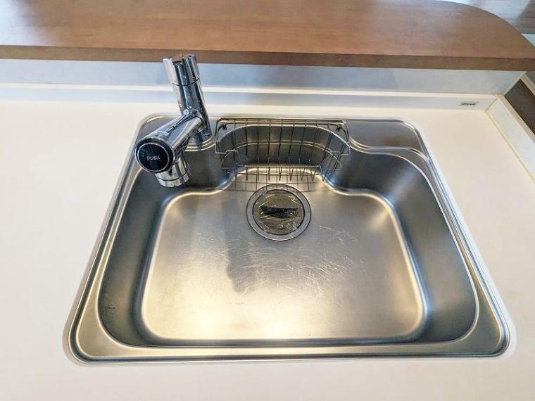 キッチン キッチン タッチレス水栓を採用したキッチンです。