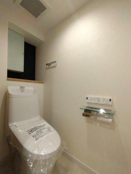 トイレ ■お掃除しやすい滑らかなフォルムのウォシュレット付トイレは、落ち着くパーソナル空間