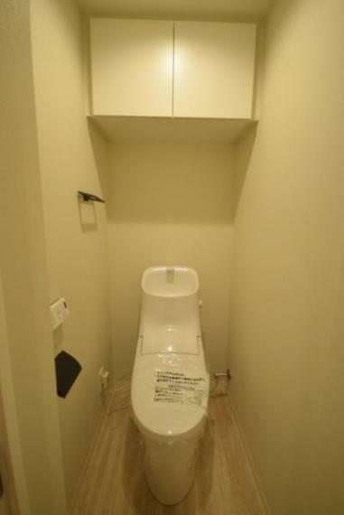 トイレ ■上部造り付収納棚も便利で嬉しいですね