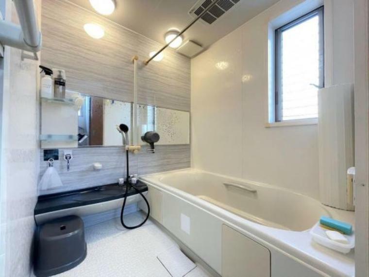 浴室 換気のできる窓付きの浴室。清潔感があり、ゆったりとしたバスタイムをお過ごしいただけます！